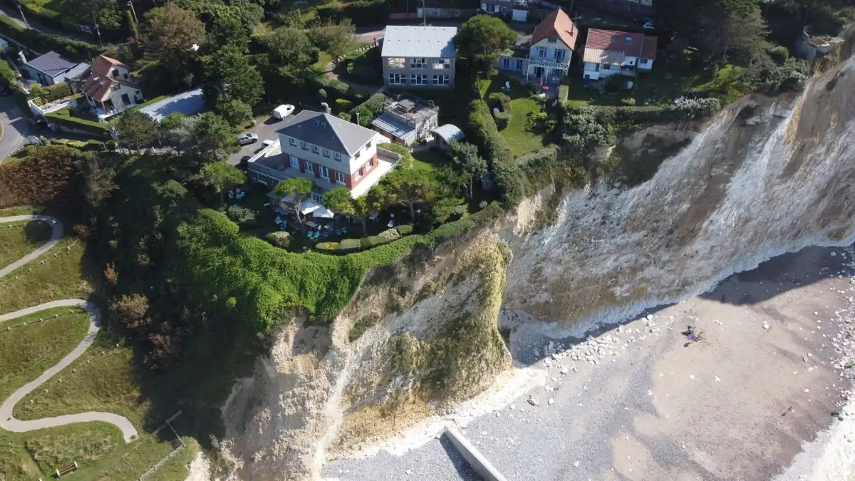Villas perchées au bord de la falaise du Bois de Cise vues du ciel