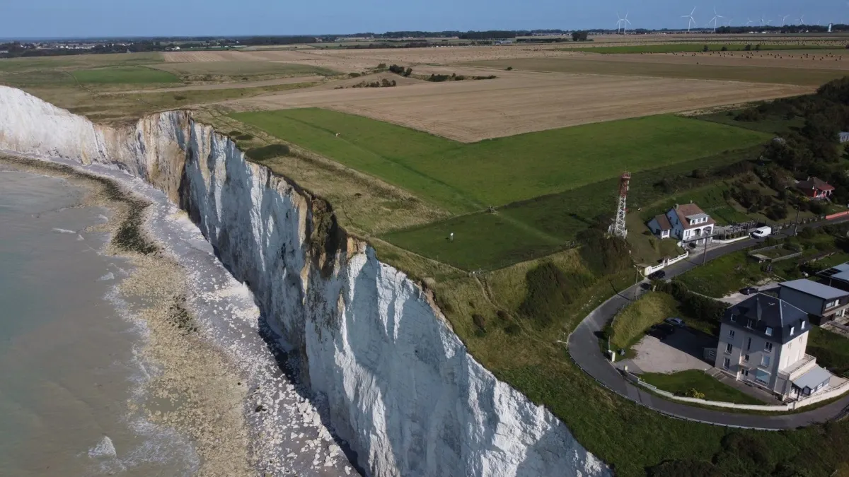 Falaises de craie d'Ault vues du ciel au drone