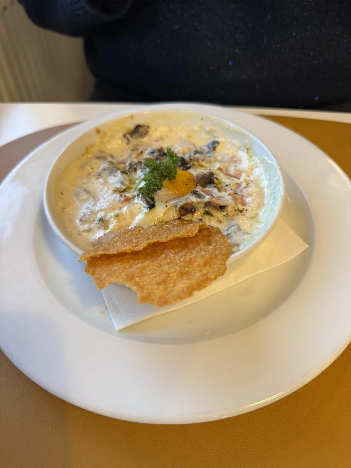 Cassolette au jambon, champignons et œuf au restaurant de l'hôtel Le Cise
