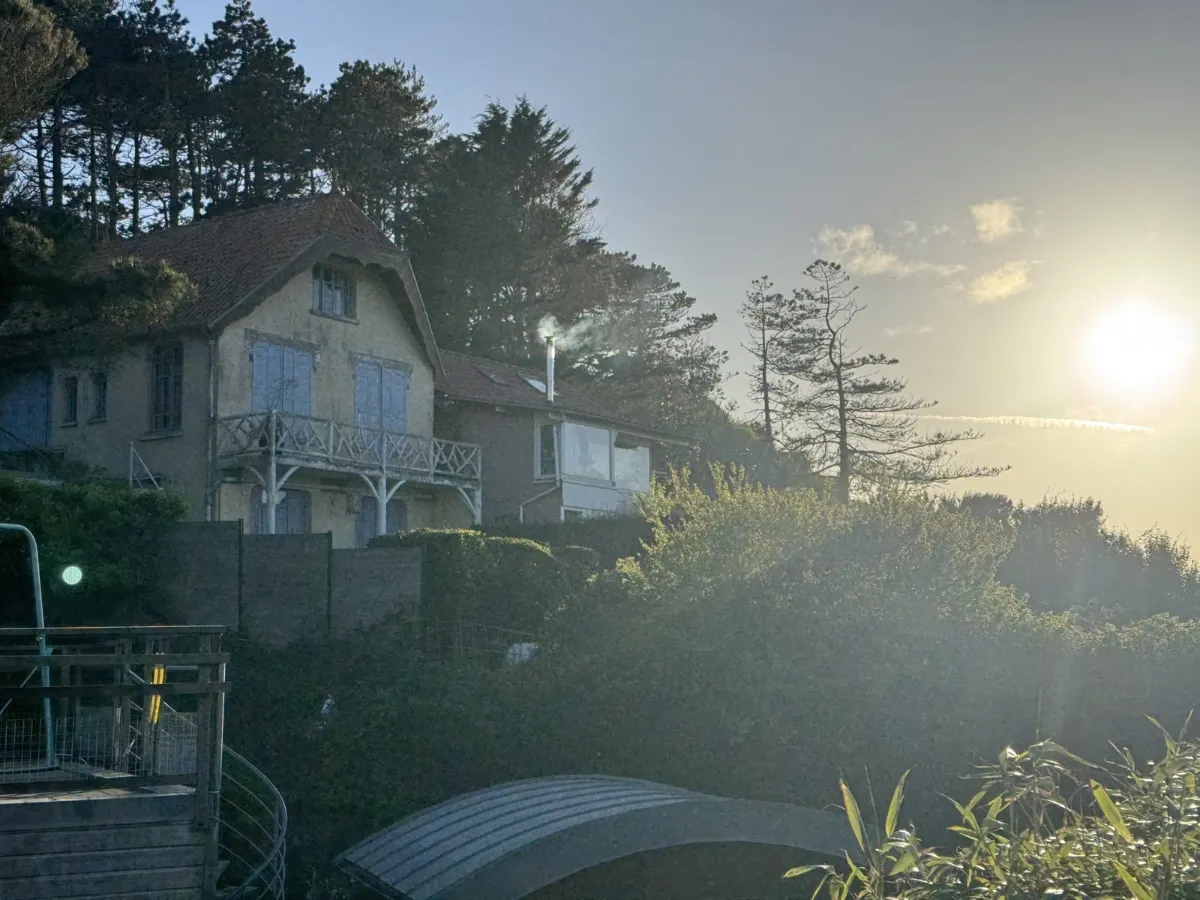 Villa Belle Époque du Bois de Cise à contre jour en fin de journée