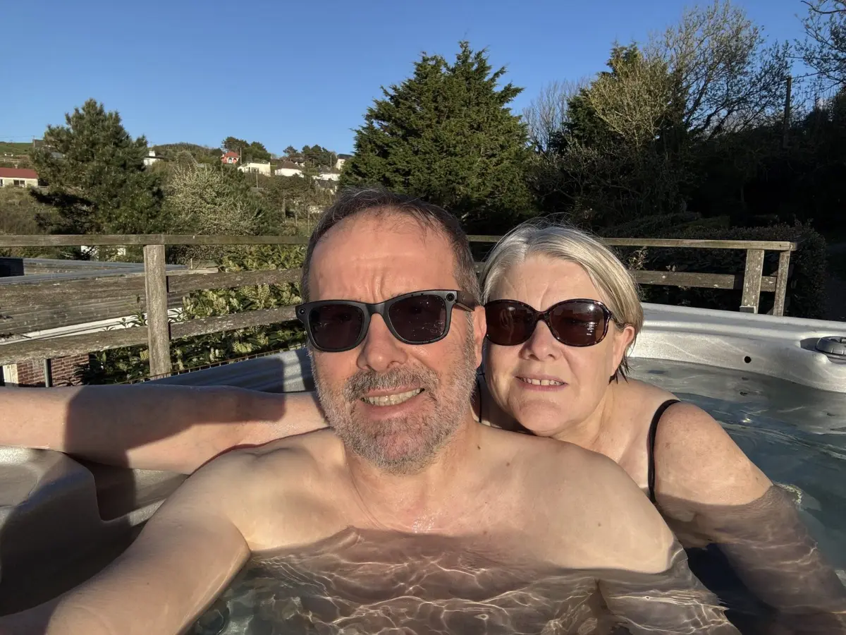 David et Magali dans le jacuzzi extérieur de l'hôtel Le Cise à Ault