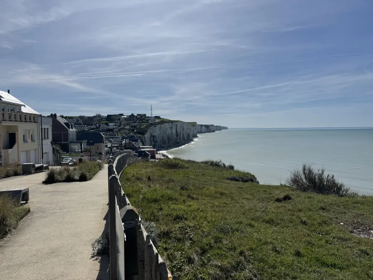 Sentier du littoral au bord des falaises entre le Bois de Cise et Ault