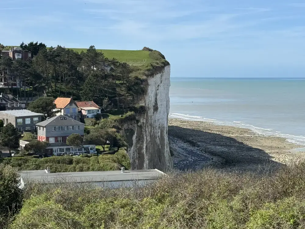 Falaise de craie et plage de galets du Bois de Cise à Ault