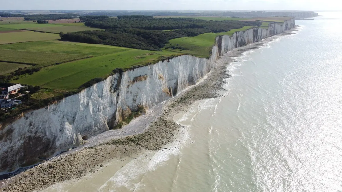 Vue aérienne des falaises de craie du Bois de Cise et de la Manche