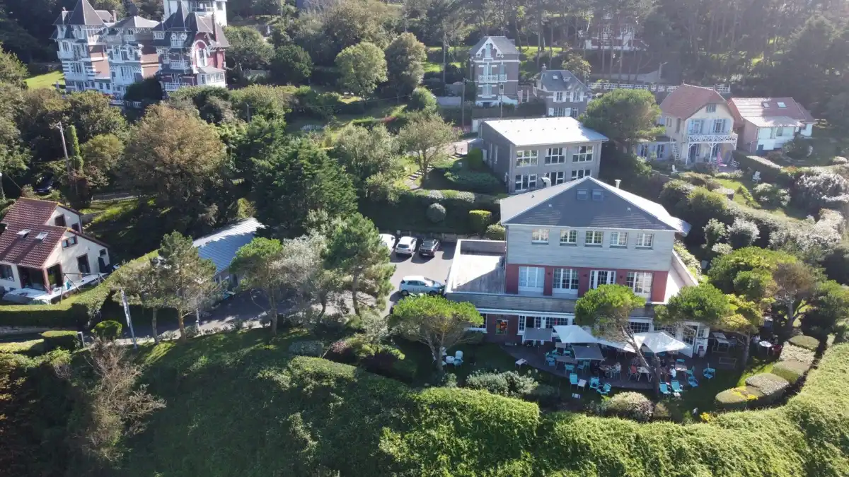 Vue aérienne de l'hôtel Le Cise au bord des falaises de craie du Bois de Cise à Ault