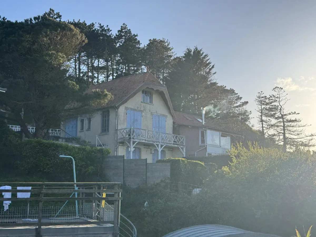 Villas de l'hôtel Le Cise dans la lumière du soir au Bois de Cise