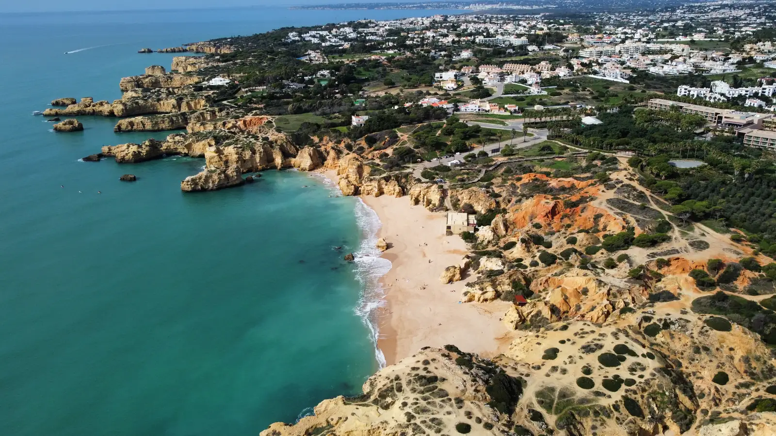 Vue aérienne au drone de la Praia de São Rafael à Albufeira, en Algarve, début novembre