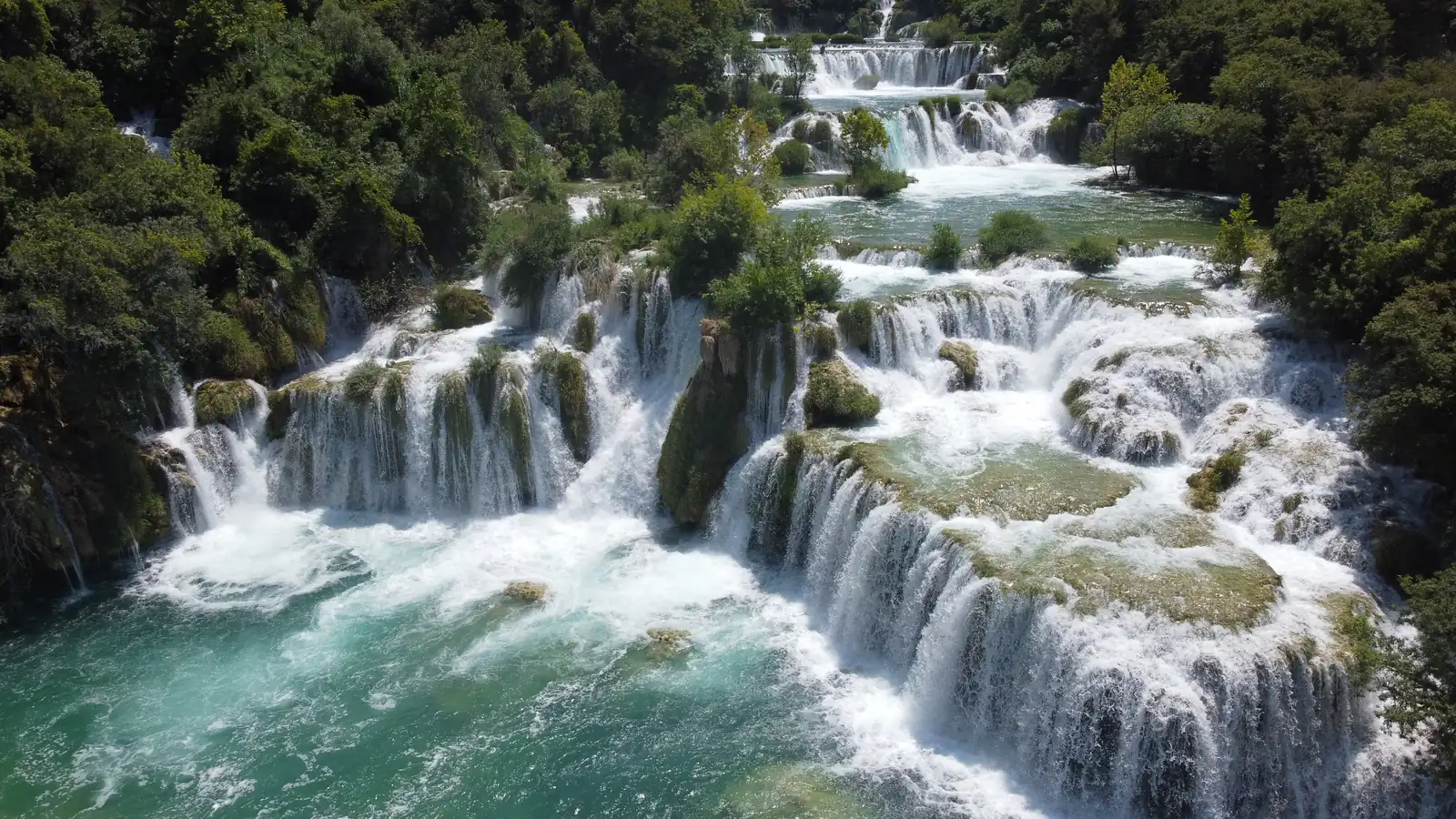 Vue aérienne au drone des cascades de Skradinski Buk dans le parc national de Krka en Croatie