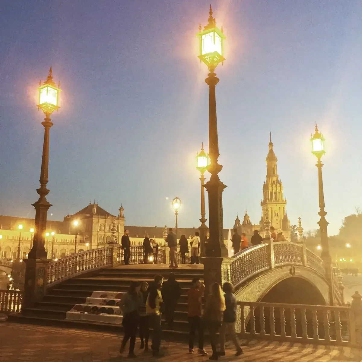 Pont en azulejos de la Plaza de España au crépuscule, dernier jour à Séville entre amis