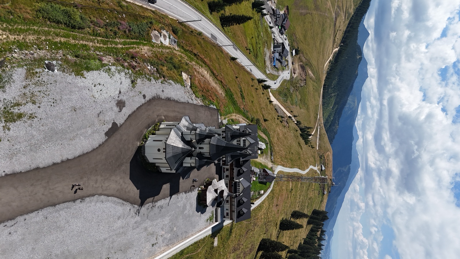 Monastère de Prislop et route du col vus du ciel, entre Maramureș et Bucovine