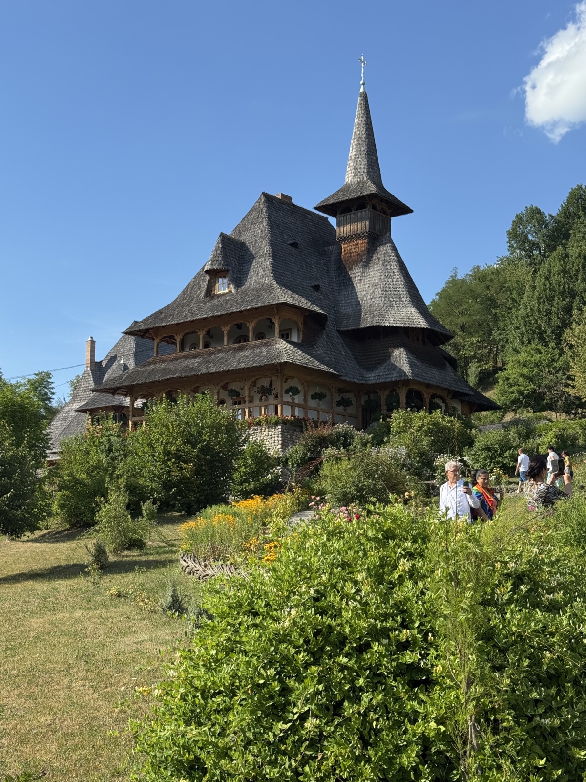 Maison des moines en bois sculpté au milieu des jardins du monastère de Bârsana
