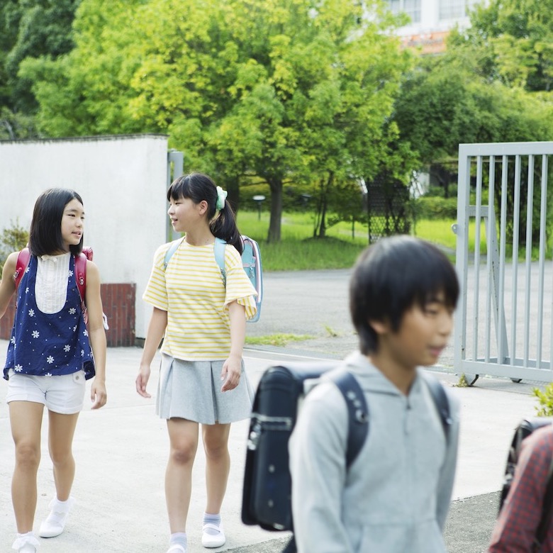 小学校から下校する子供