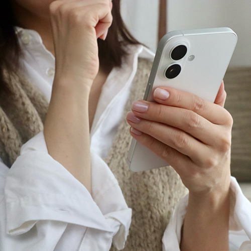 母親がスマホの画面を見ている写真