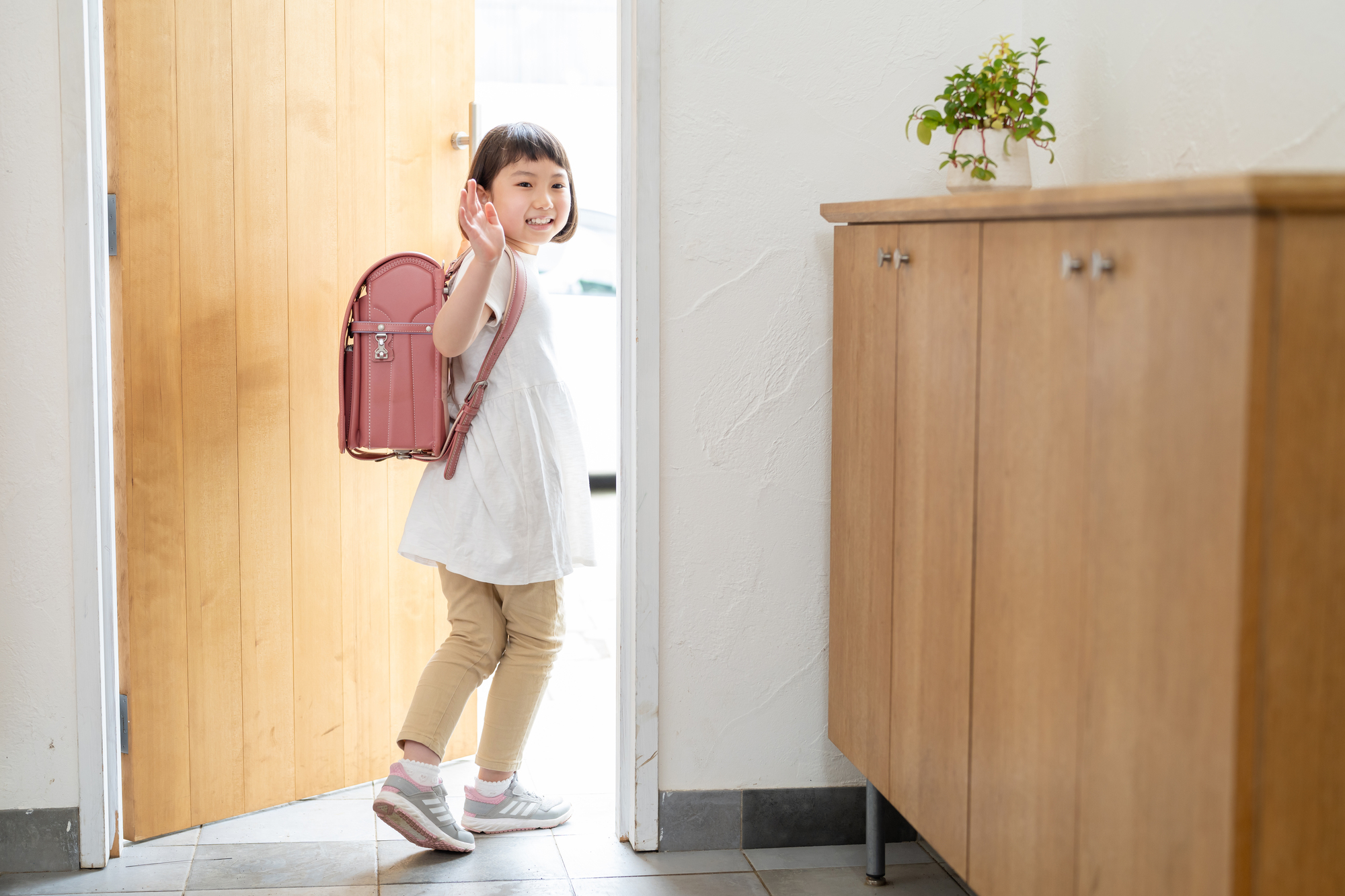 小学生の女の子の登校風景