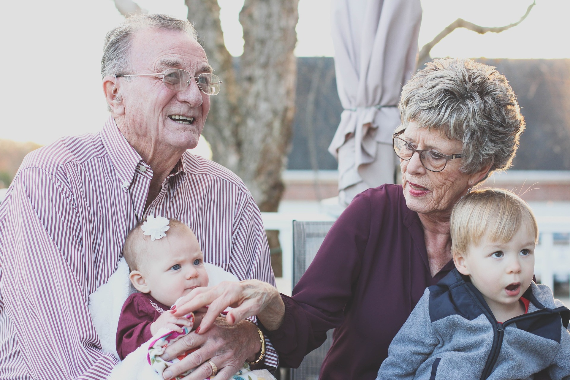 image of grandparents with their grandchildrens