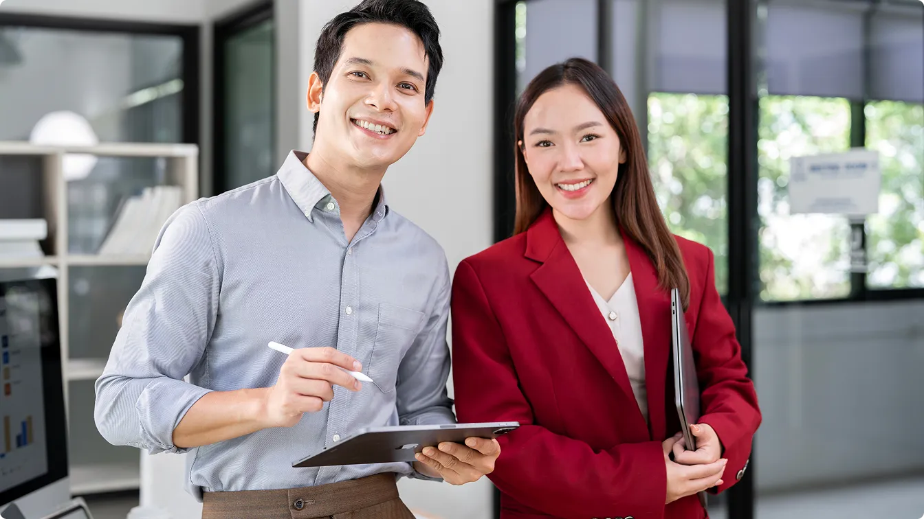A man in light blue long sleeves and woman in red long sleeves