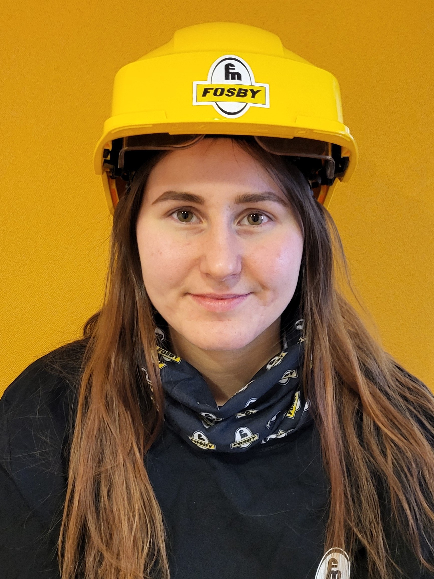 Frida Anzenberger i hjelm og arbeidstøy