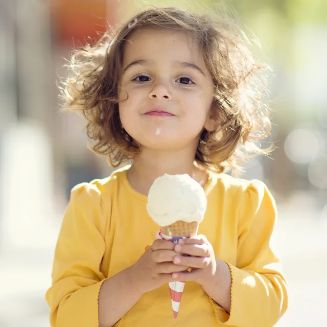 Mädchen mit Eistüte – Thema Essverhalten und Abnehmen