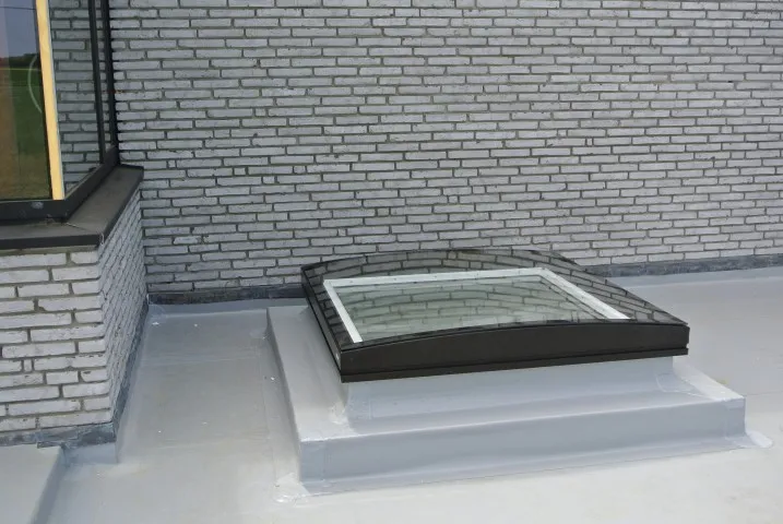 Lichtkoepel geplaatst op een plat dak voor natuurlijke daglichttoetreding – Van Hoof