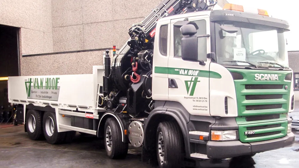 Bedrijfsvrachtwagen van Van Hoof Dakwerken met kraan, klaar voor levering of werftransport