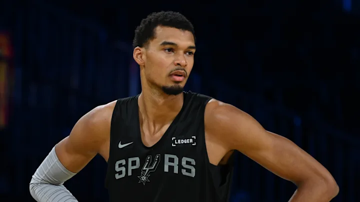 Wemby uderza w nieczysto grających rywali