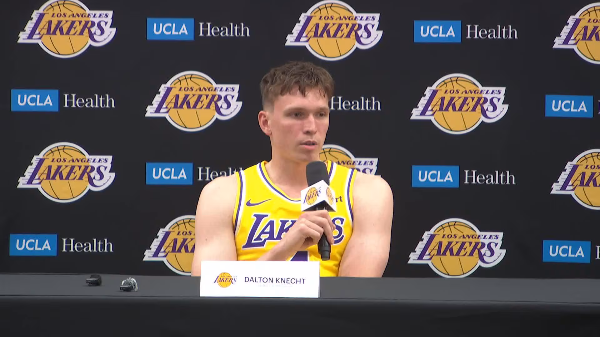 Nowa umowa Millera, Lakers zwolnili Knechta