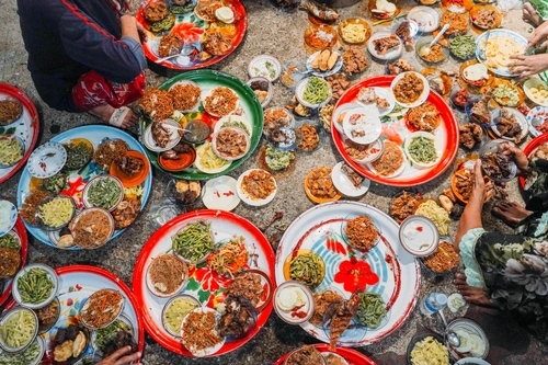 A photographer returns home to Sulu after 13 years, and rediscovers the heritage of his people through food.