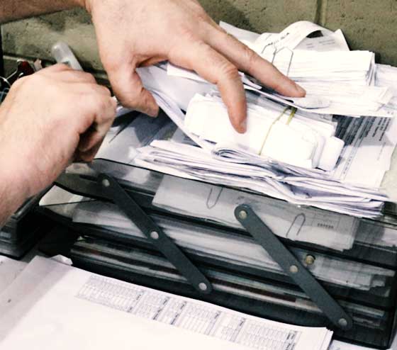 Um mapa com um pin de localização posto em cima de um notebook