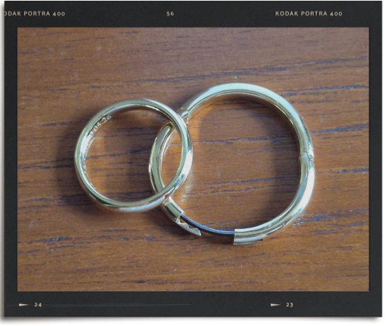 hinged wedding ring in gold, opened at the hinge