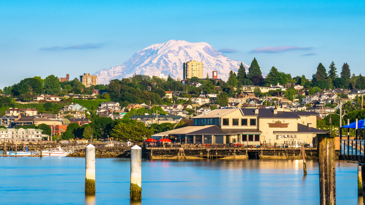 Tacoma, Washington scenery image with mount rainier in the background