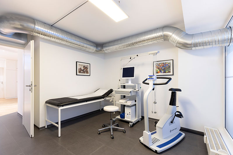 EKG und Ultraschallgerät in unserem hellen Behandlungsraum