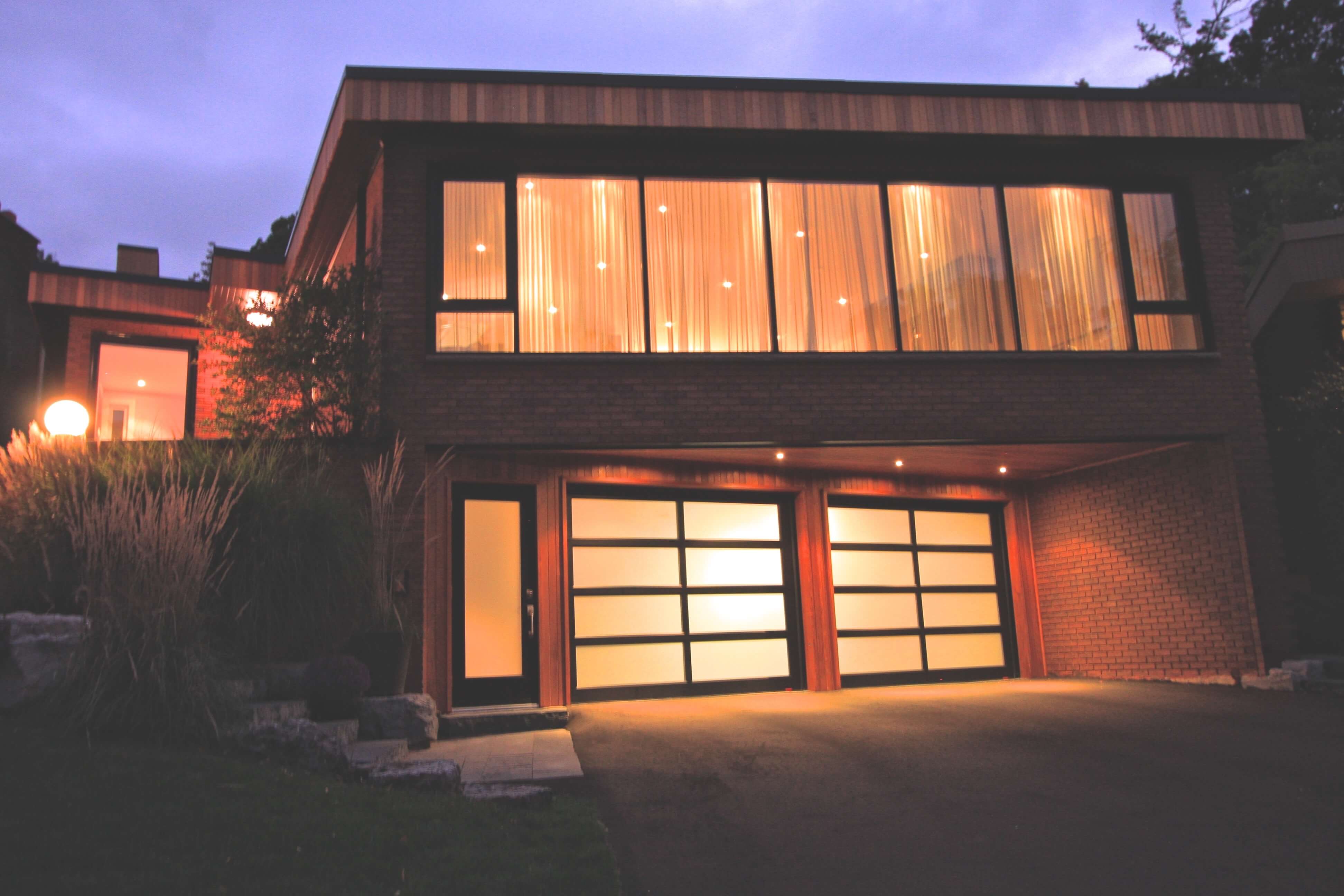 West Toronto: The transformation of a 1973 flat roof split level bungalow into a mid-century modern inspired family home