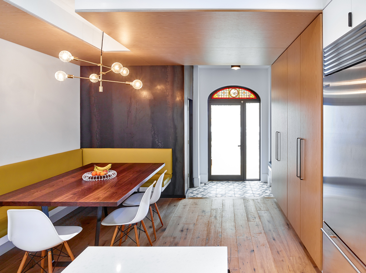 Roncesvalles Reno: A cedar slatted wall provides privacy and a backrest