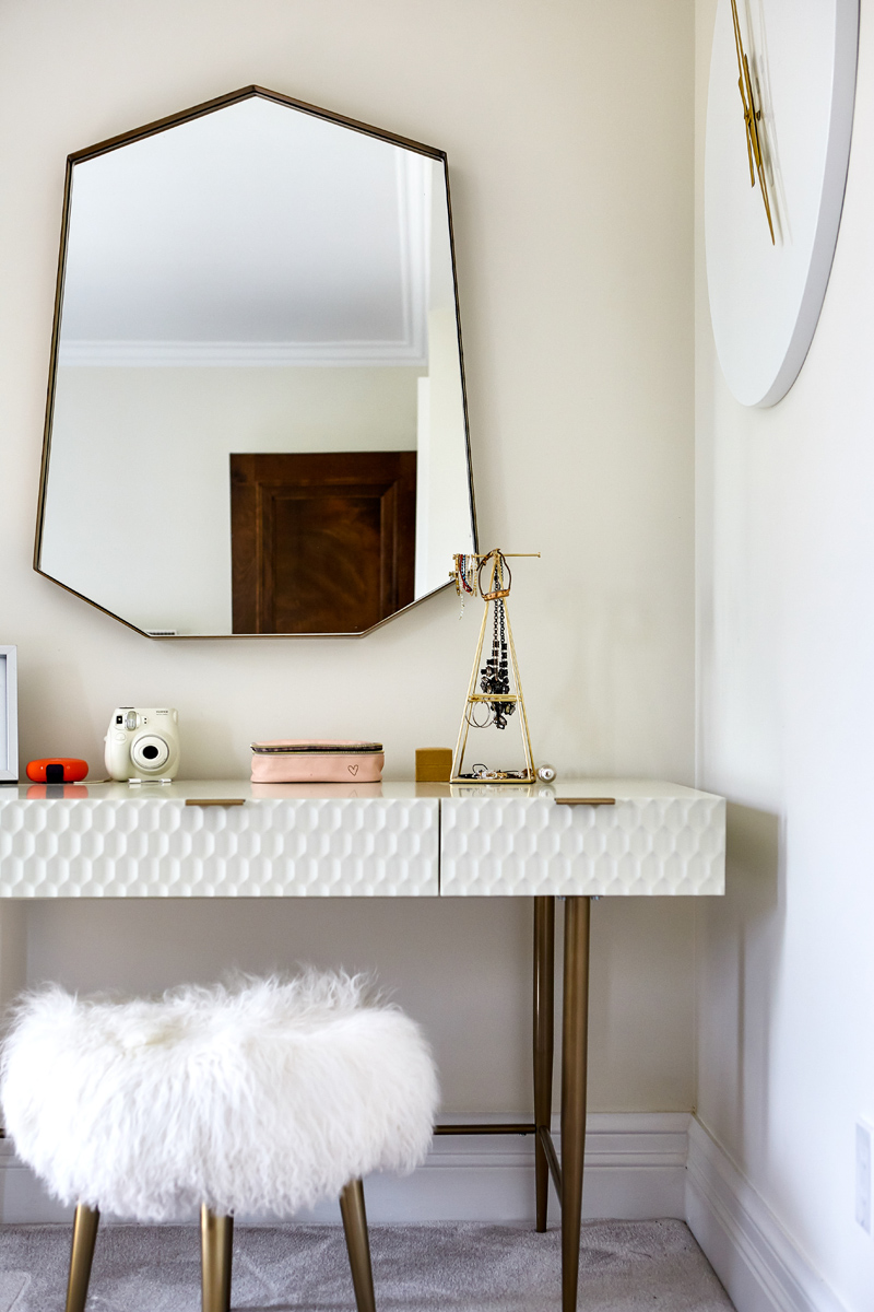 Beautiful Baby Point: Nestled within an established west-end enclave, this transformation is both contemporary yet traditional—in keeping with the surrounding neighbourhood's aesthetic