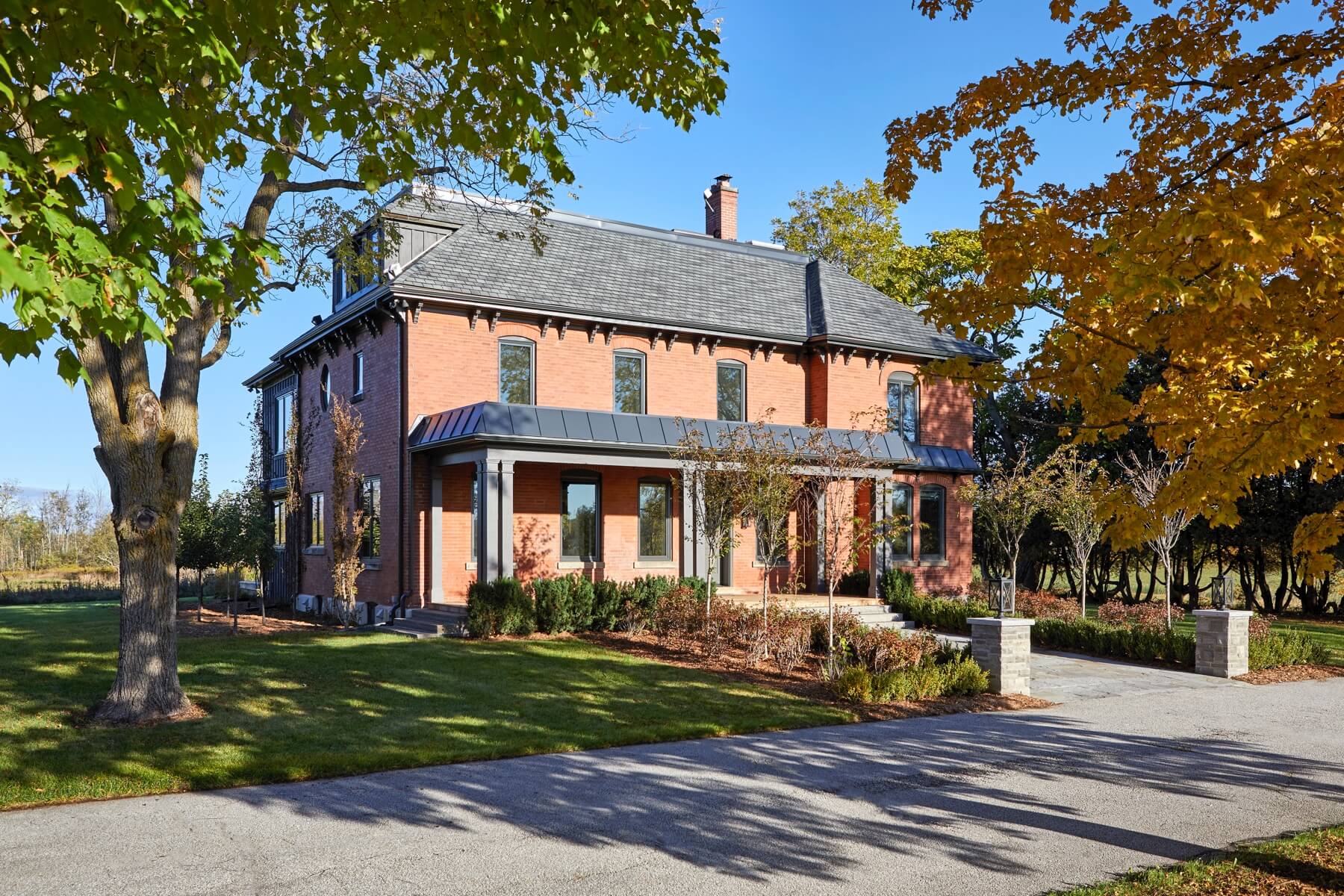 Manor Estate: This estate is a transitional home that blends traditional architectural elements with clean-lined furniture and modern finishes