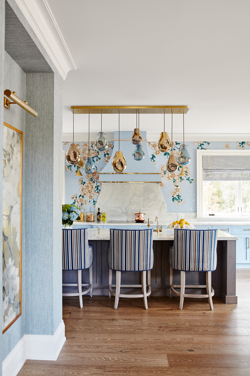 Manor Estate: This estate is a transitional home that blends traditional architectural elements with clean-lined furniture and modern finishes