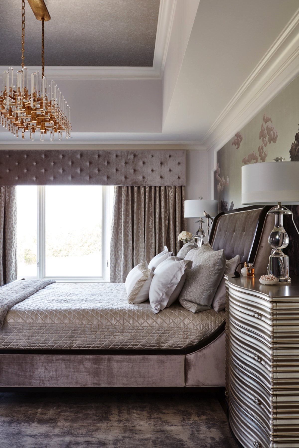 Manor Estate: This estate is a transitional home that blends traditional architectural elements with clean-lined furniture and modern finishes