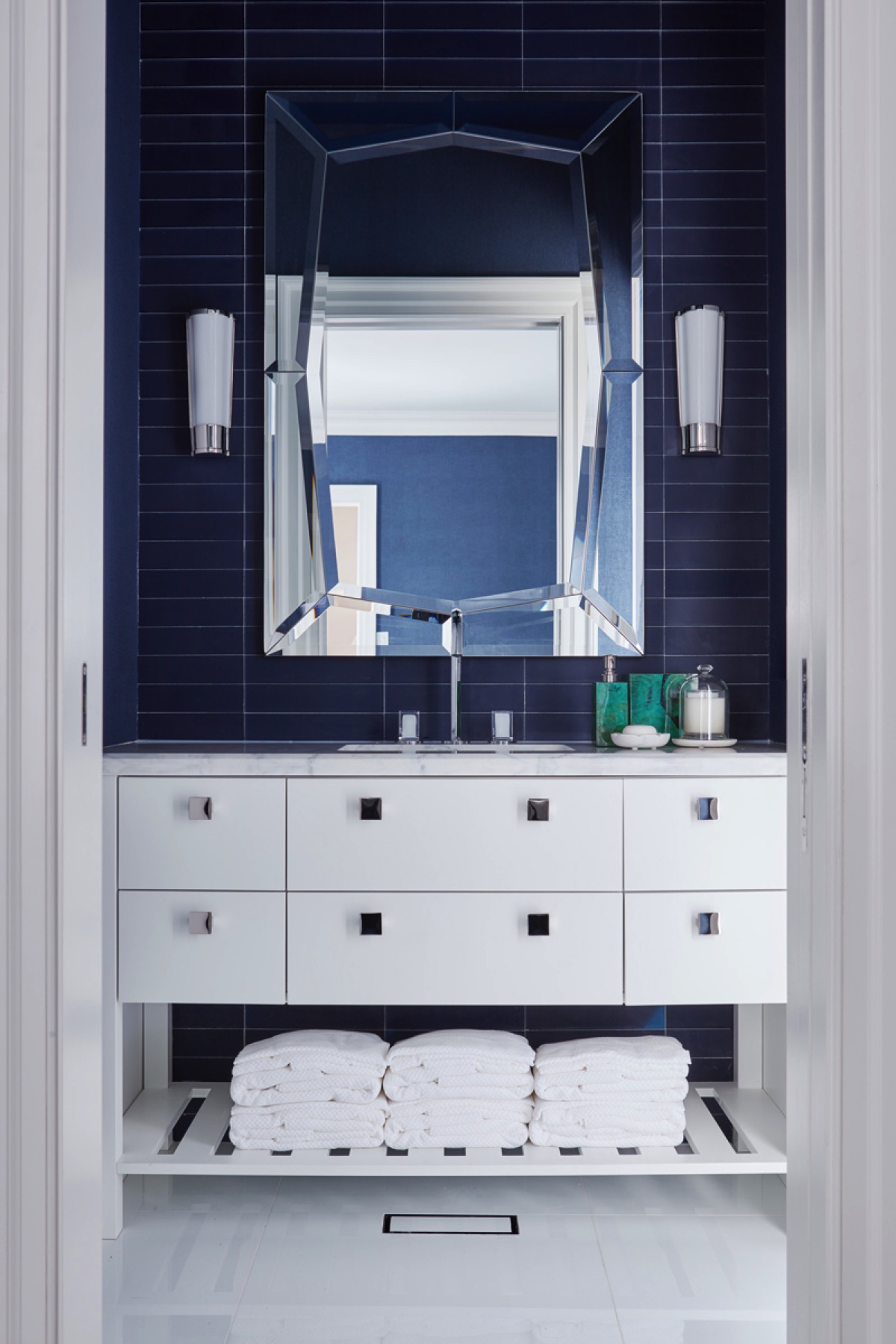 Manor Estate: This estate is a transitional home that blends traditional architectural elements with clean-lined furniture and modern finishes