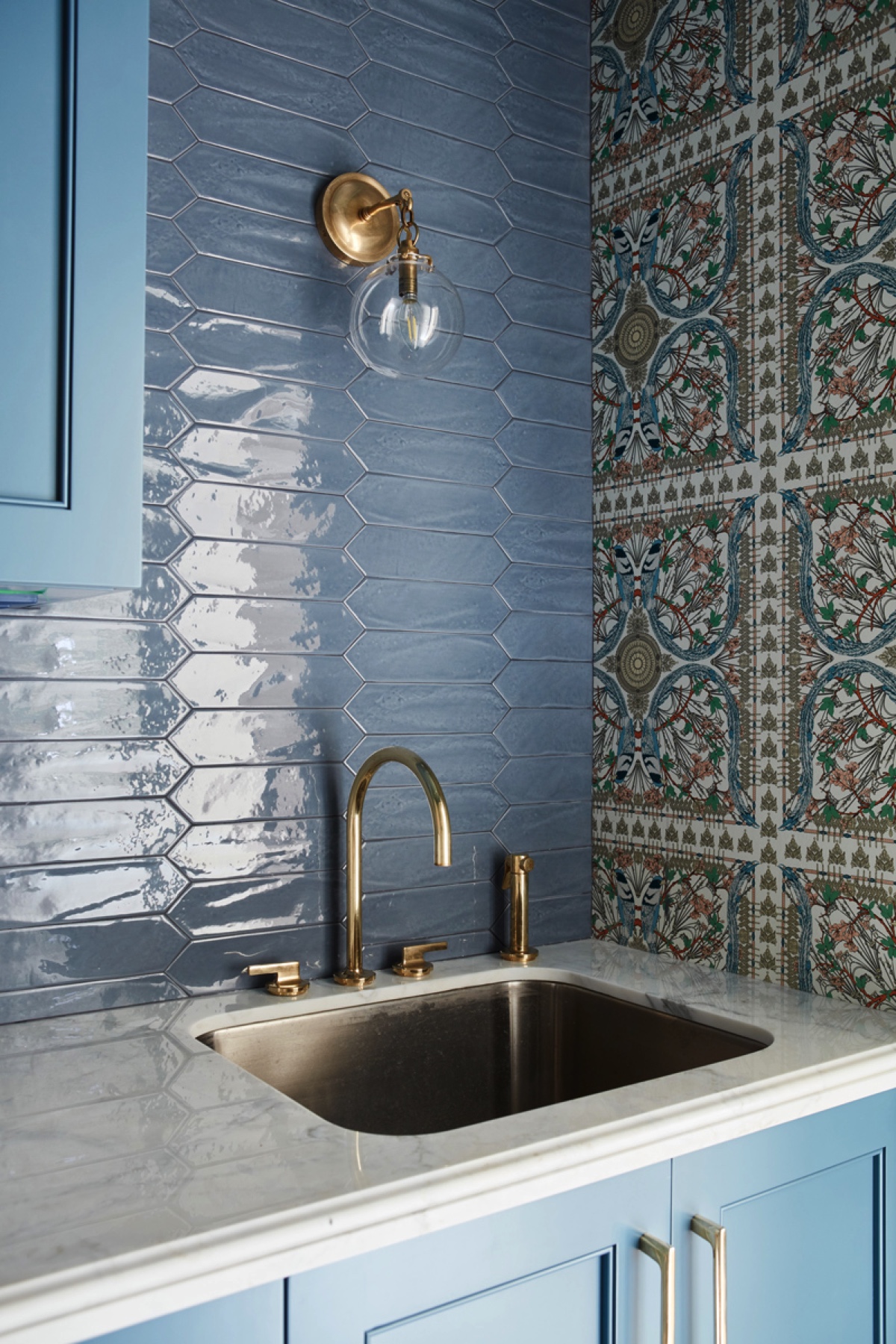 Manor Estate: Once inside, the foyer features a hexagonal wood pattern with marble inlays and brass borders which opens into a bright and spacious interior with sumptuous living spaces