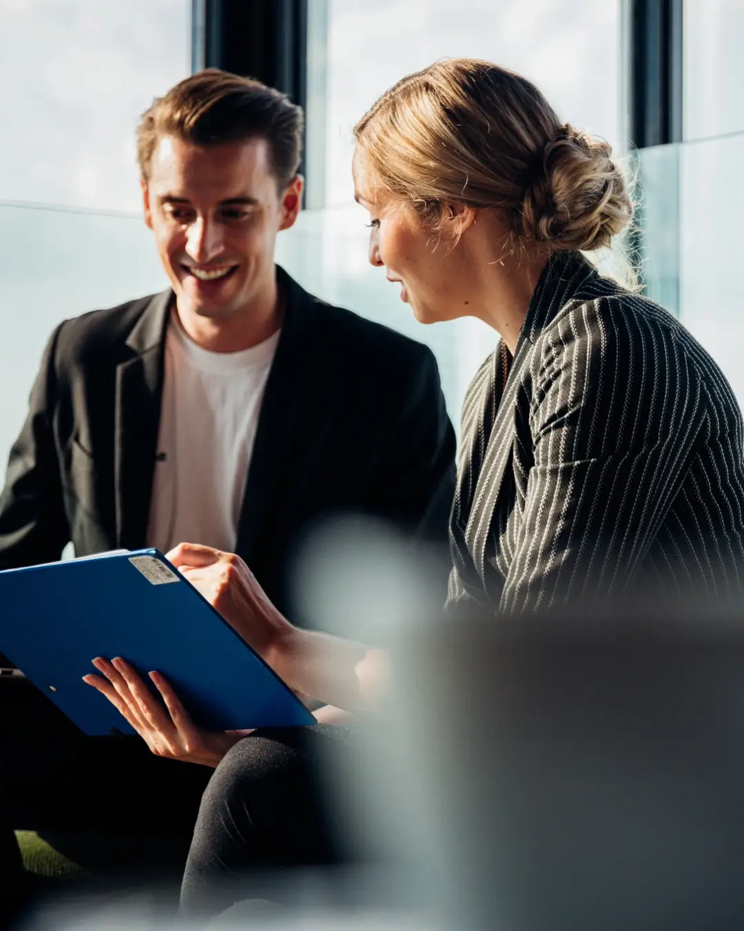 Échange entre deux personnes autour d’un dossier d’expatriation pour l’Ukraine.