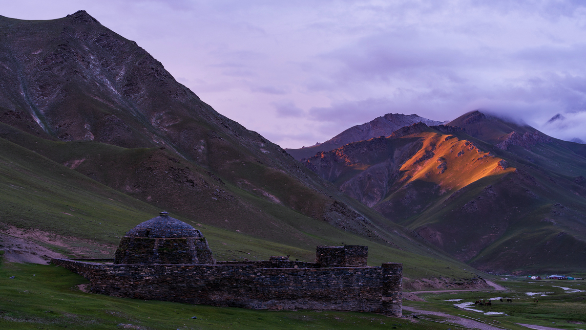L'antico caravanserraglio in pietra di Tash Rabat sulla Via della Seta in Asia Centrale, Kyrgyzstan