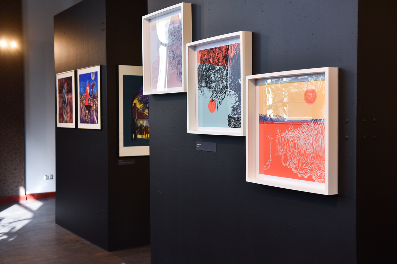 Na zdjęciu widać ścianę, na której wiszą trzy grafiki w oprawie. 