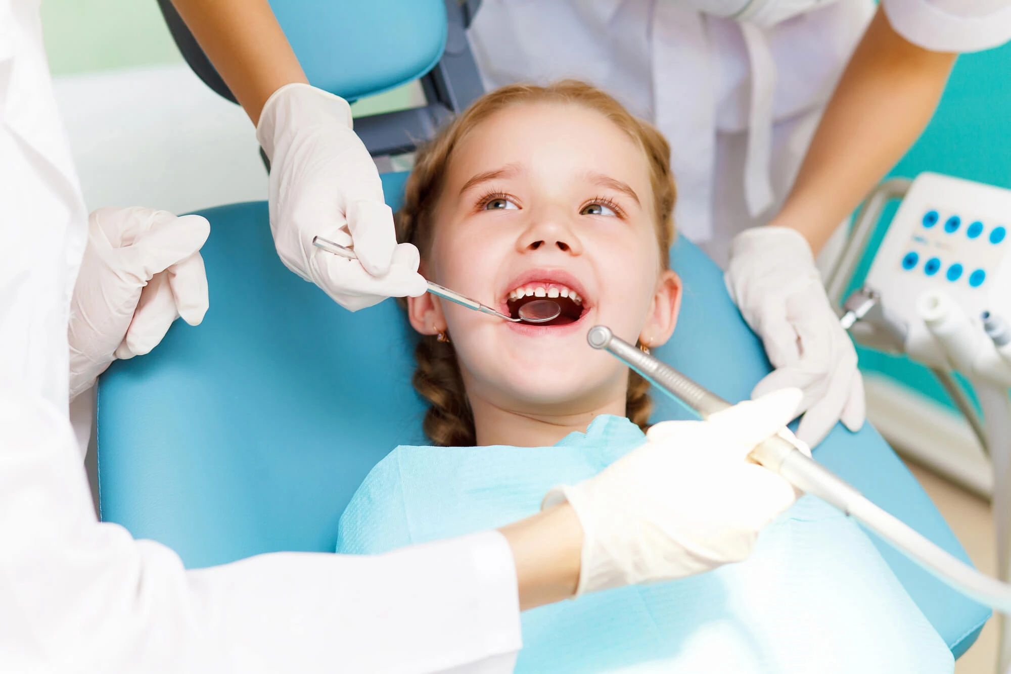 girl visiting a pediatric dentist in hollywood