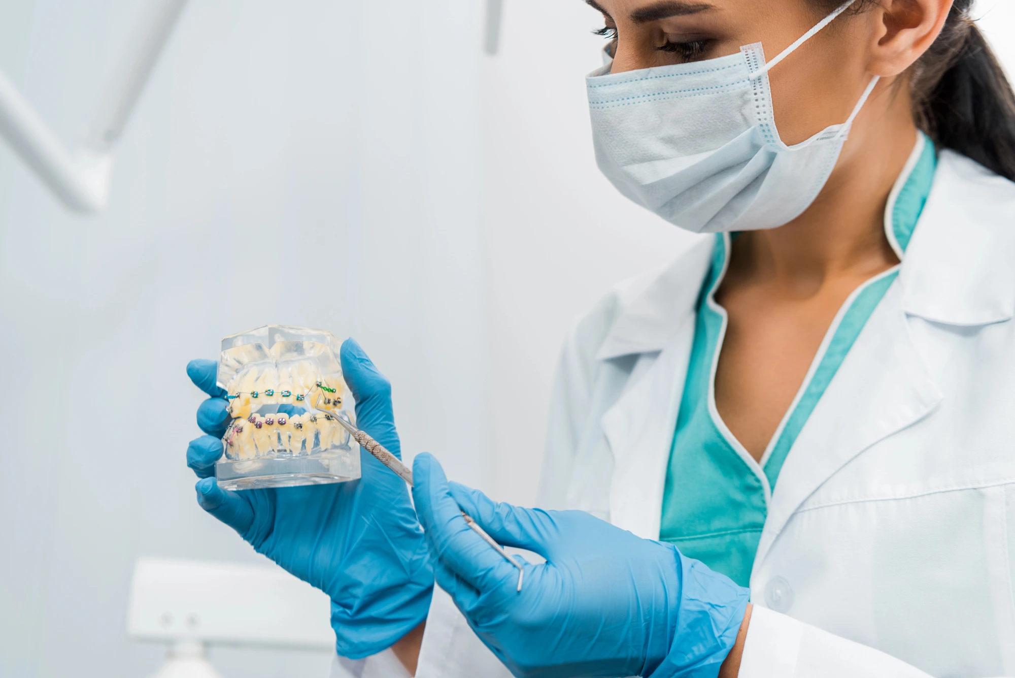 orthodontist Ft. Lauderdale showing model of teeth and braces