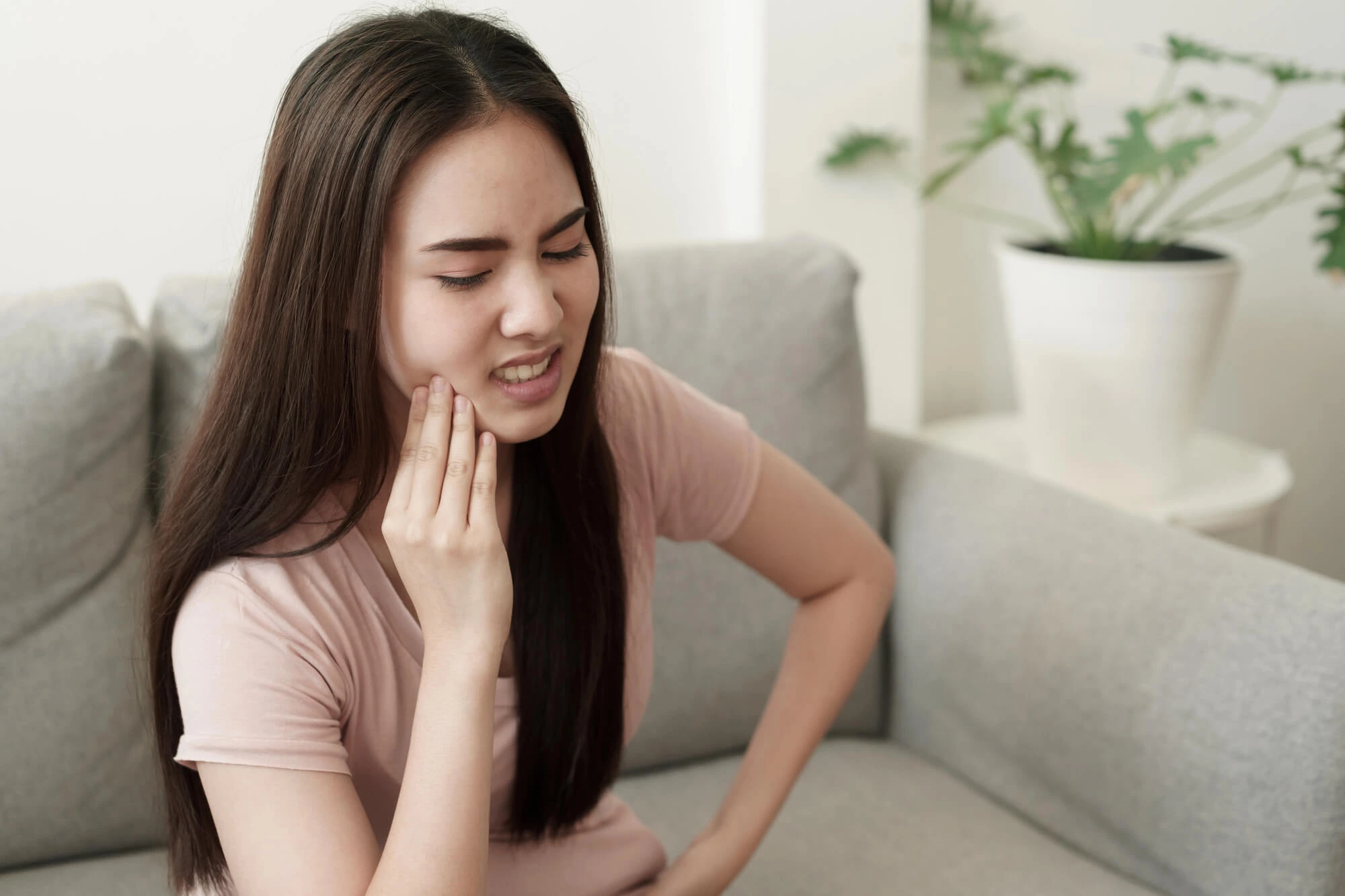woman in dental pain needs to visit the best dentists in South Florida