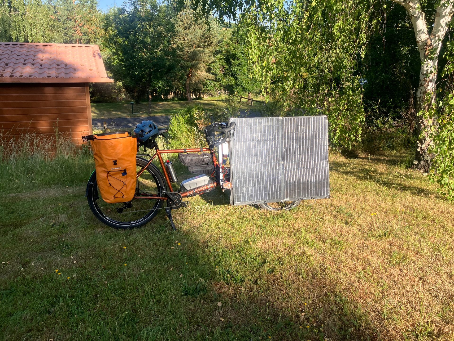 Solar charging cargo bike