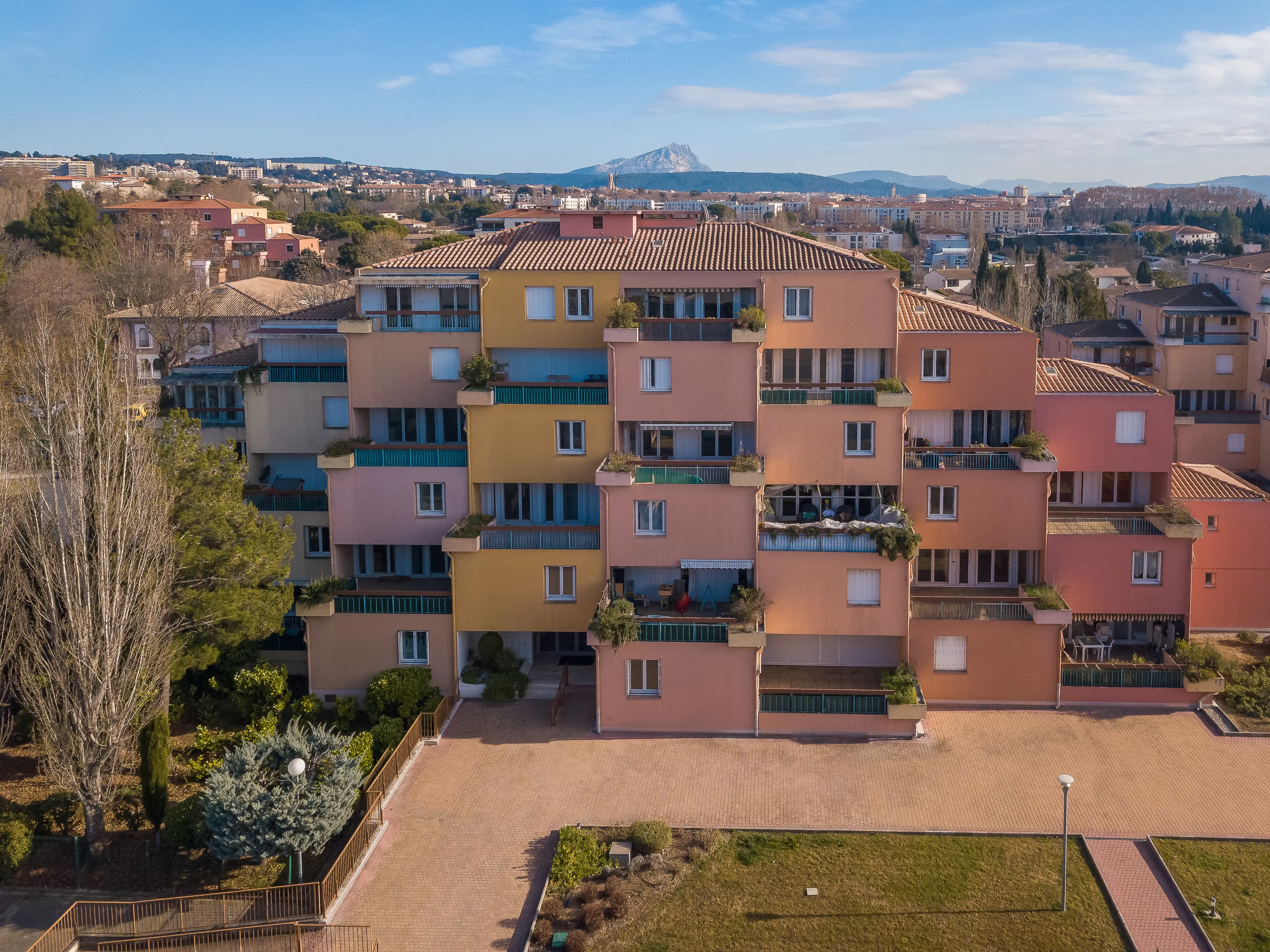 Immobilier - logement d’entreprise – logement salariés - maison individuelle - appartement - logement collectif – mobilité professionnelle – logement de fonction – coliving – solutions logement salariés - concept France - actif durable ) / Action logement / Innov-home/ Airbnb / Paris Attitude / TravelPerk/ Gites professionnels / Lokizi / One Nest / Aide logement entreprise / Location professionnelle / Déplacement professionnel