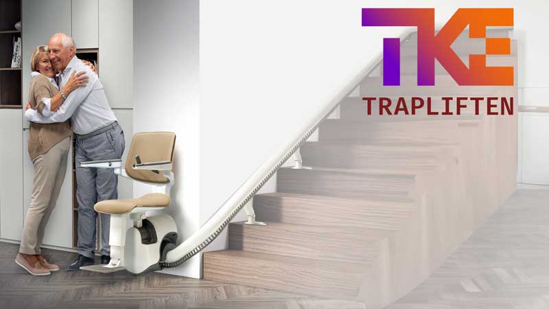 Blij echtpaar met traplift