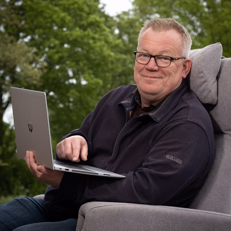 Robert met zijn laptop op schoot