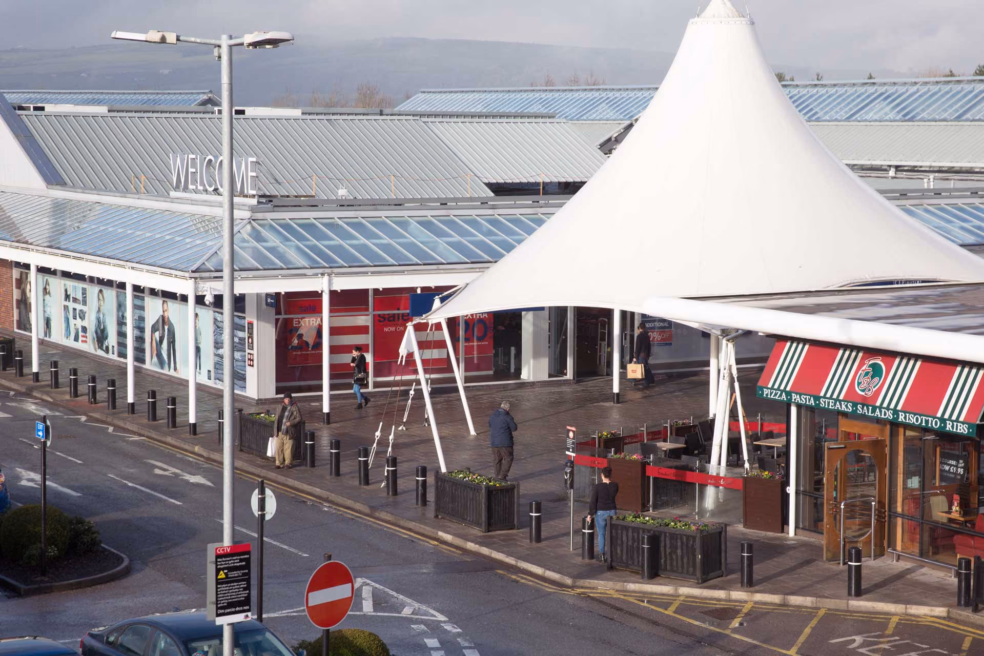 Mynedfa'r bwyty yn siop y dylunydd pen-y-bont ar Ogwr
